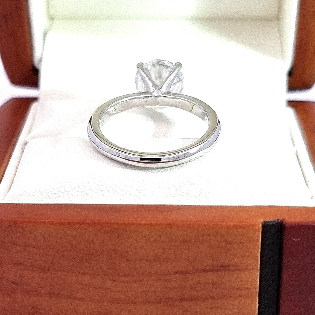 IGI, E Colour & VS1 Clarity, 2.24 Carat Round Cut Diamond Engagement Ring! Lab Grown!