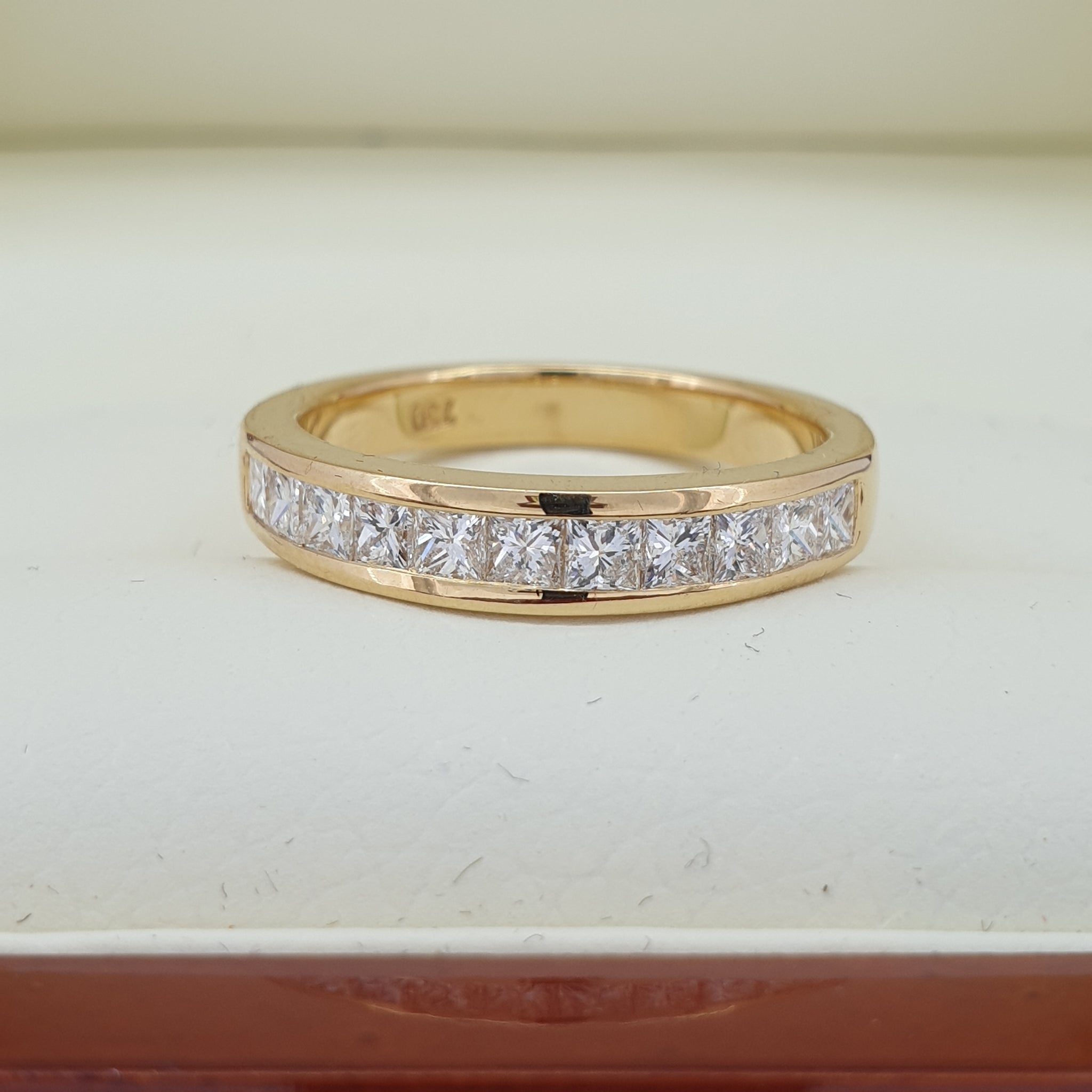 Stunning Diamond & 18 Carat Yellow Gold Wedding Ring