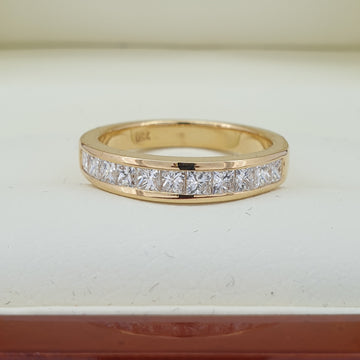 Stunning Diamond & 18 Carat Yellow Gold Wedding Ring