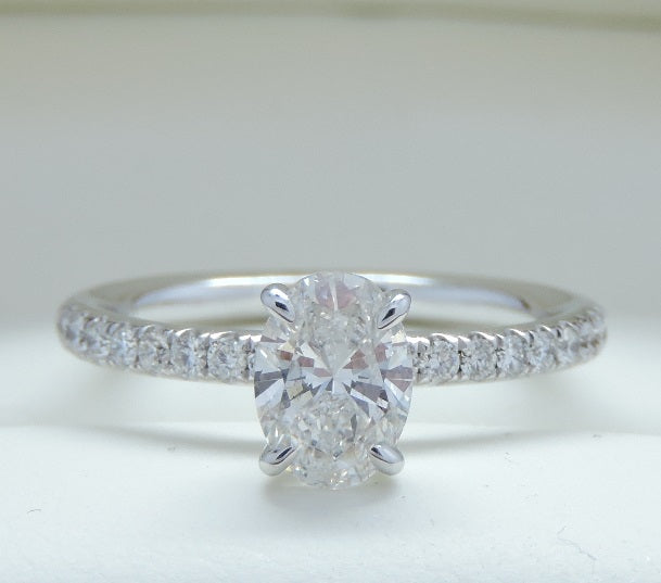 Stunning Oval Cut Diamond Engagement Ring