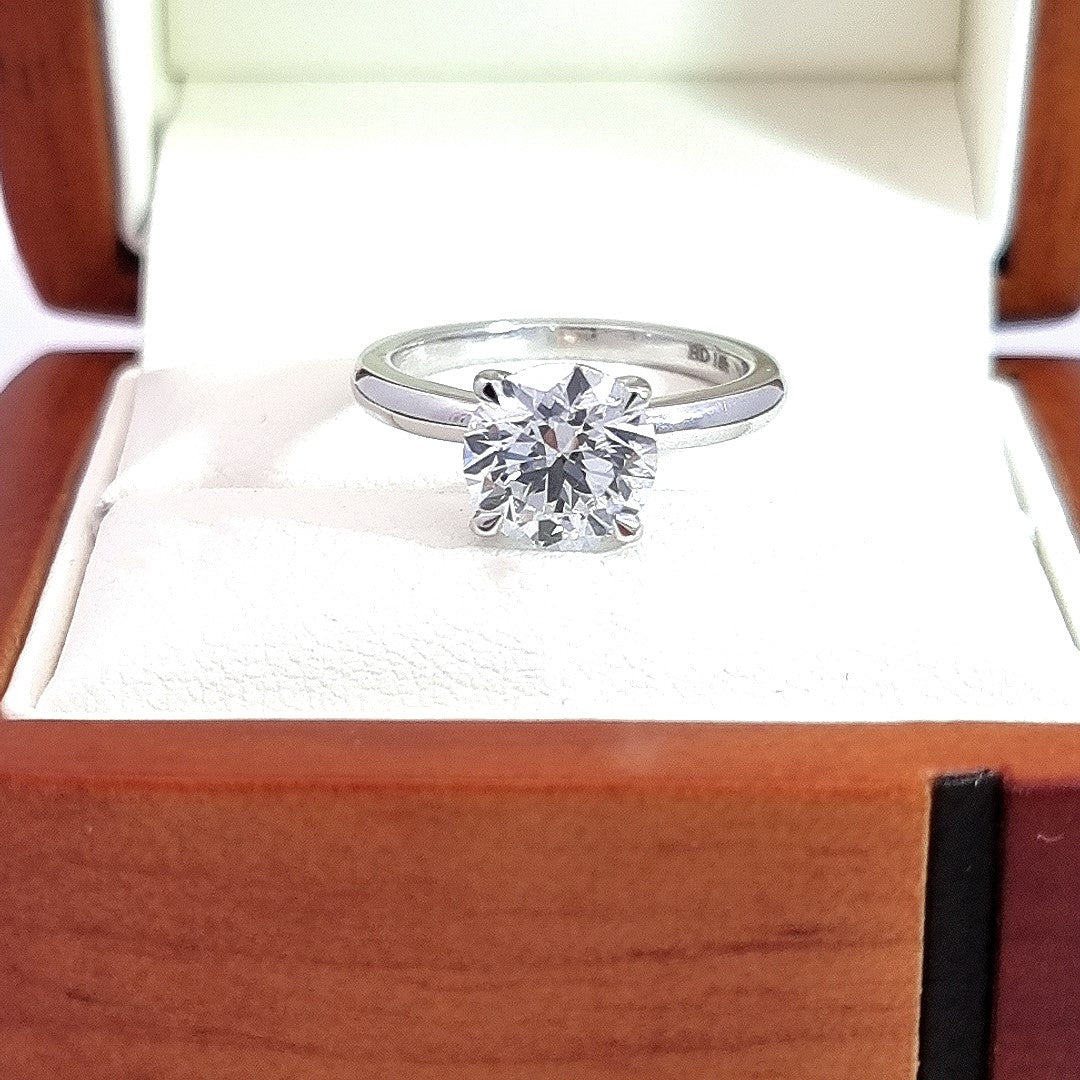 IGI, E Colour & VS1 Clarity, 2.24 Carat Round Cut Diamond Engagement Ring! Lab Grown!