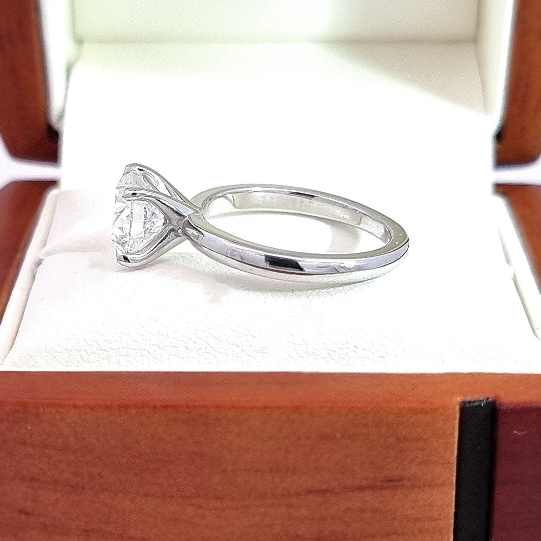 IGI, E Colour & VS1 Clarity, 2.24 Carat Round Cut Diamond Engagement Ring! Lab Grown!