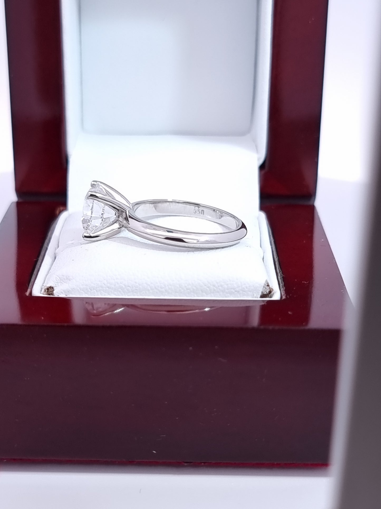 Stunning IGI, 2.67 Carat, E/VS1, 'IDEAL' Cut Diamond & Platinum Engagement Ring.