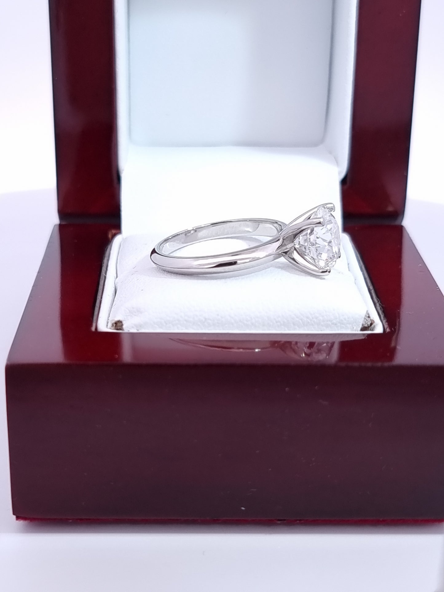 Stunning IGI, 2.67 Carat, E/VS1, 'IDEAL' Cut Diamond & Platinum Engagement Ring.