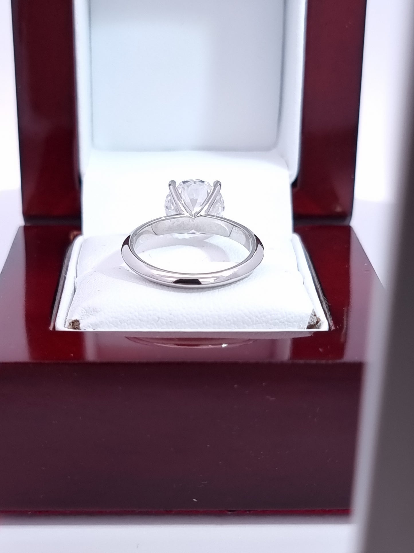 Stunning IGI, 2.67 Carat, E/VS1, 'IDEAL' Cut Diamond & Platinum Engagement Ring.