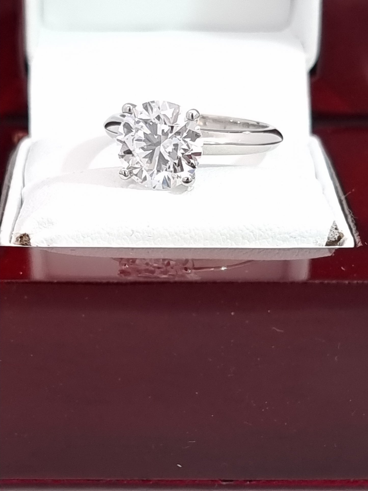 Stunning IGI, 2.67 Carat, E/VS1, 'IDEAL' Cut Diamond & Platinum Engagement Ring.