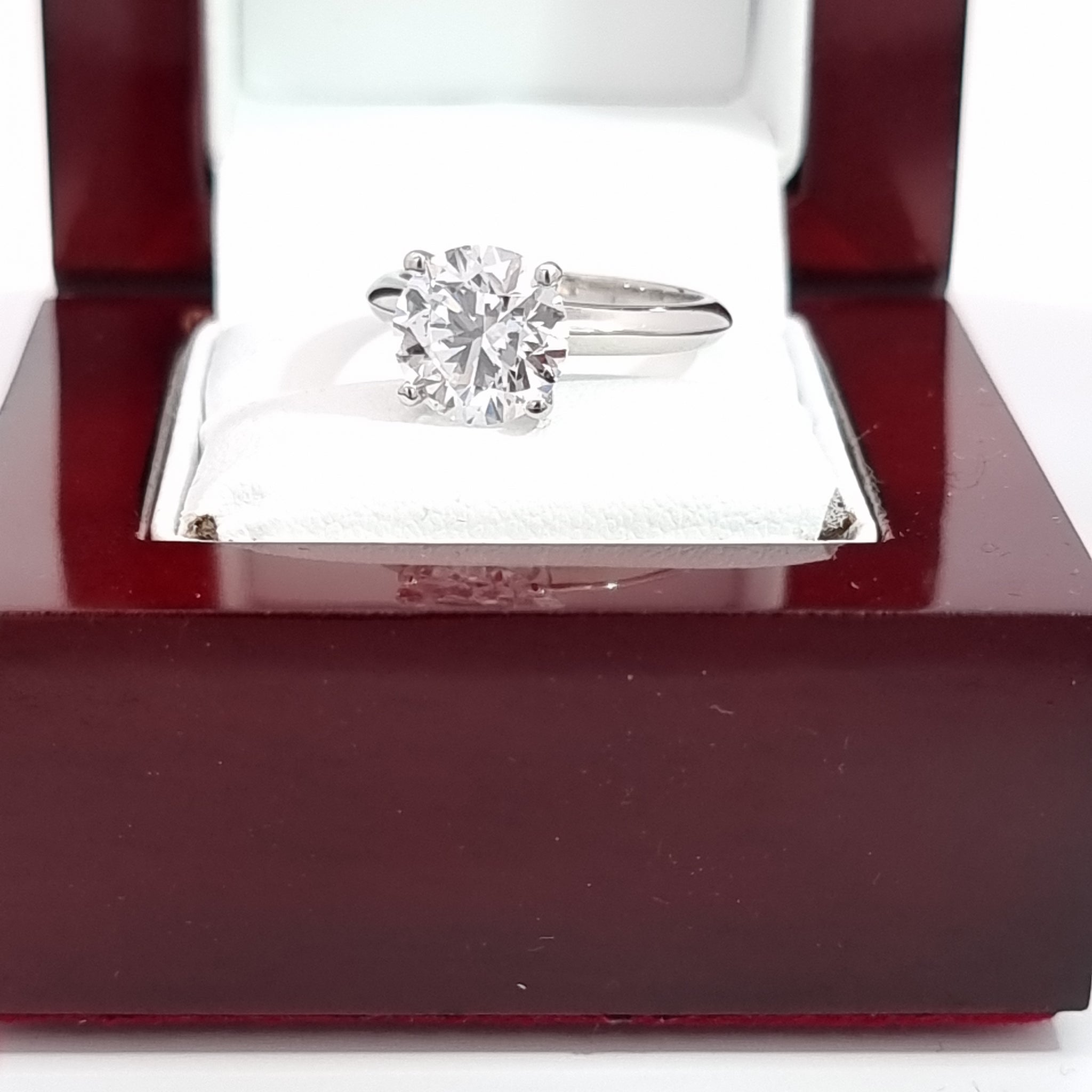 Stunning IGI, 2.67 Carat, E/VS1, 'IDEAL' Cut Diamond & Platinum Engagement Ring.