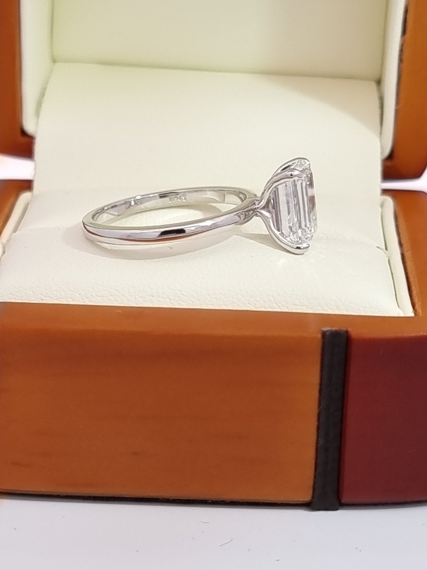 Elegant IGI, 2.50 Carat, E/VVS2, Emerald Cut Diamond & Platinum Engagement Ring