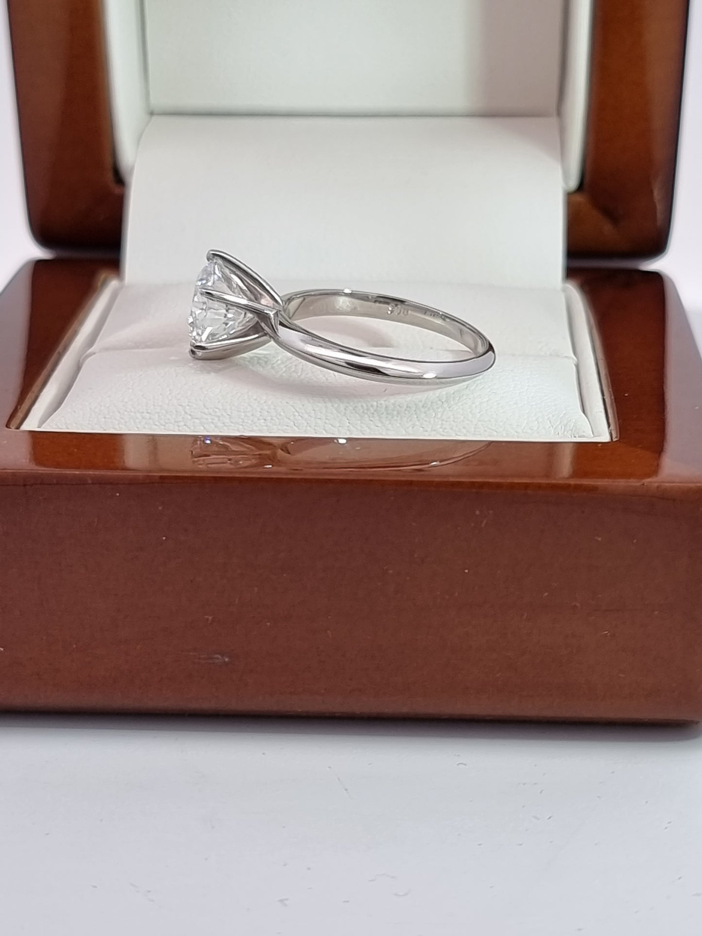 $6800 VAL: 2.25 Ct, D Colour, VS1 Clarity, LG Round Cut Diamond in Solid Platinum Setting!